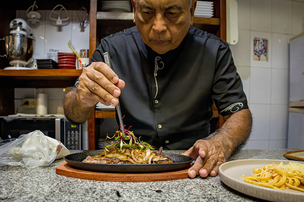 Chef José Luis Noriega plating
